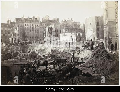 Scavo di Butte des Moulins a Parigi, Charles Marville, 1876 - 1877 Fotografia dell'Avenue de l'Opéra, vista in direzione delle case in rue d'Argenteuil: Lo scavo della Butte des Moulins tra rue de l'Echelle e rue Saint-Augustin. Cartone della Francia. Supporto fotografico per la stampa di albumi in Avenue de l'Opéra Foto Stock