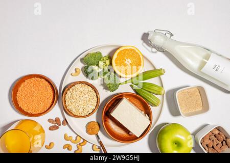 Varietà di alimenti sani a base vegetale, alimenti per la riduzione del colesterolo, portafoglio prodotti dietetici, vista dall'alto Foto Stock