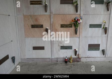 Los Angeles, California, USA 27 dicembre 2023 Hugh Hefner grave e l'attrice Marilyn Monroe grave with Flowers and Christmas Tree al Pierce Brothers Westwood Village Memorial Park il 27 dicembre 2023 a Los Angeles, California, USA. Foto di Barry King/Alamy Stock Photo Foto Stock