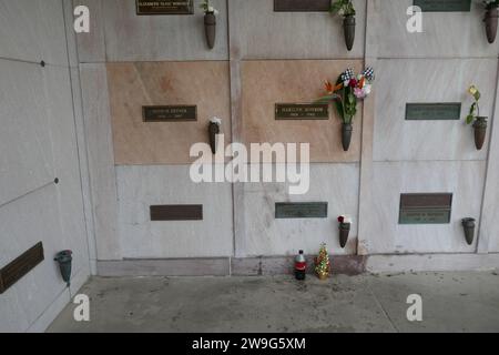 Los Angeles, California, USA 27 dicembre 2023 Hugh Hefner grave e l'attrice Marilyn Monroe grave with Flowers and Christmas Tree al Pierce Brothers Westwood Village Memorial Park il 27 dicembre 2023 a Los Angeles, California, USA. Foto di Barry King/Alamy Stock Photo Foto Stock