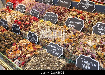 Colorato tè alle erbe dal bazar delle spezie, tè tradizionale a Istanbul, Foto Stock