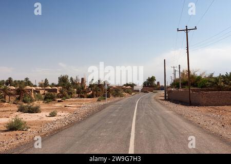 Strada attraverso il villaggio iraniano nel deserto di LUT, vicino alla città di Shahdad. Iran. Foto Stock