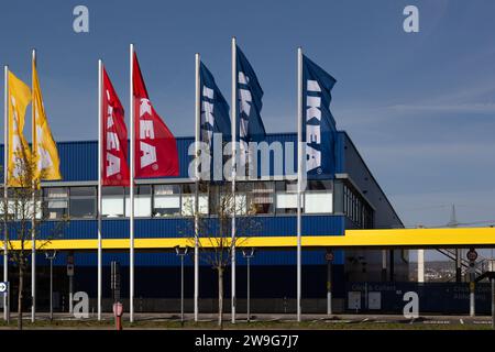 Coblenza, Germania - 22 aprile 2021: Bandiere in blu, rosso e giallo con il logo IKEA davanti al negozio IKEA Foto Stock