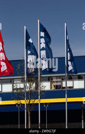 Coblenza, Germania - 22 aprile 2021: Bandiere in blu, rosso e giallo con il logo IKEA davanti al negozio IKEA Foto Stock