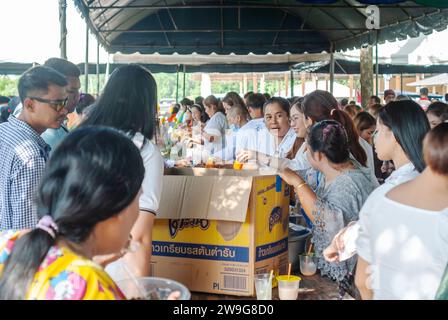 SURATTANI, THAILANDIA - 6 NOVEMBRE 2023: Persone in attesa di ricevere la distribuzione di cibo alle persone che vengono al Kathin Merit-making festival in Thailandia Foto Stock