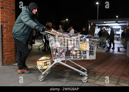 Bunde, Germania. 28 dicembre 2023. Un giovane olandese ha viaggiato fin dai Paesi Bassi per acquistare fuochi d'artificio tedeschi in un negozio a prezzi scontati nella regione di confine all'inizio della vendita di fuochi d'artificio di Capodanno. Crediti: Lars Penning/dpa/Alamy Live News Foto Stock