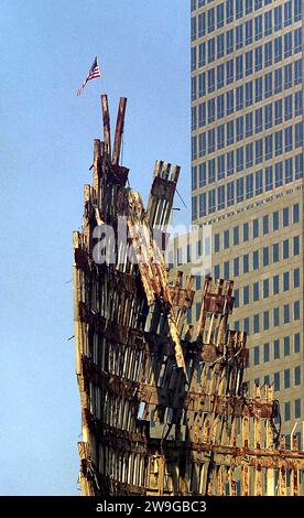 Foto del fascicolo datata 23/9/2001 di una bandiera degli Stati Uniti vola dai resti del World Trade Centre. I funzionari pubblici sono stati avvertiti che lo stanziamento di fondi UE a gruppi di ex detenuti nell'Irlanda del Nord sarebbe stato oggetto di un esame più approfondito da Bruxelles sulla scia dell'11 settembre. Ai funzionari è stato detto di inevitabilmente accresciuta sensibilità all'interno della Commissione europea su come la sua iniziativa di finanziamento del programma di pace sarebbe stata ritratta a livello internazionale, dopo l'attacco terroristico agli Stati Uniti, secondo un documento di archivio recentemente pubblicato dal Public Records Office of Northern Ireland. Data di emissione: Giovedì dicembre Foto Stock