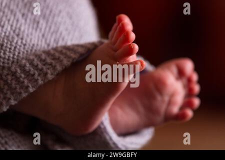 Foto del file datata 23/01/16 dei piedi di un nuovo bambino avvolto in una coperta. Quasi 300.000 baby box sono stati consegnati alle famiglie in attesa in Scozia dal 2017, secondo i dati pubblicati dal SNP. Il SNP ha affermato che il governo scozzese ha consegnato 283.118 baby box negli ultimi sei anni, affermando che il progetto è stato avviato per dare ai bambini di tutte le origini un inizio uguale nella vita. Data di emissione: Giovedì 28 dicembre 2023. Foto Stock