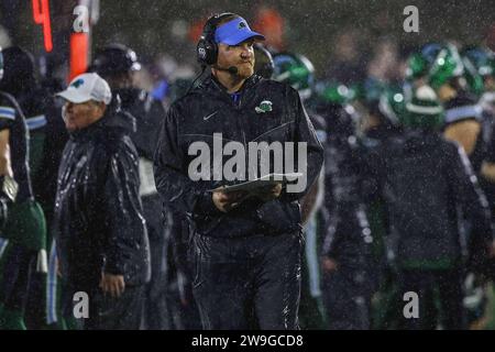 Annapolis, MD, USA. 27 dicembre 2023. Il capo-allenatore di Tulane Green Wave SLADE NAGLE cammina a bordo campo durante la partita del Military Bowl 2023 tra Virginia Tech e il n. 23 Tulane Green Wave Wednesday, DEC. 27, 2023; al Navy-Marine Corps Memorial Stadium di Annapolis, Md (Immagine di credito: © Saquan Stimpson/ZUMA Press Wire) SOLO USO EDITORIALE! Non per USO commerciale! Foto Stock