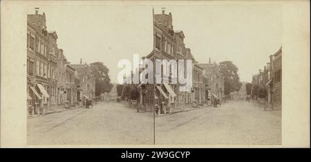 Veduta della Grote Houtstraat ad Haarlem vicino alla Houtbrug, c. 1860 - c. 1870 stereografo Grote Houtstraat paper. supporto fotografico. Cartoncino stampa albume strada (+ città (-paesaggio) con figure, personale) Grote Houtstraat. Haarlem Foto Stock