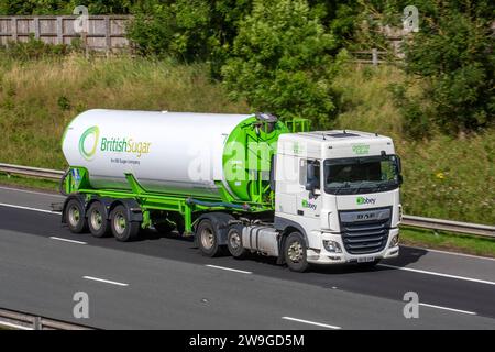 Abbey Logistics DAF XF trasporti alla rinfusa la cisterna per lo zucchero consegna il veicolo; guida sull'autostrada M6, Manchester, Regno Unito Foto Stock