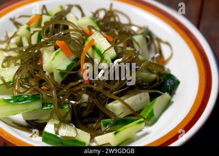 Insalata di alghe verdi con cetrioli e carote Foto Stock