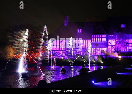 Old Laboratory e Jellicoe Canal, Christmas Glow 2023, RHS Garden Wisley, Woking, Surrey, Inghilterra, Gran Bretagna, Regno Unito, Regno Unito, Europa Foto Stock