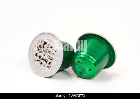 Cialde di caffè espresso in plastica verde, tazze monouso, isolate su uno sfondo bianco con spazio per la copia. Foto Stock