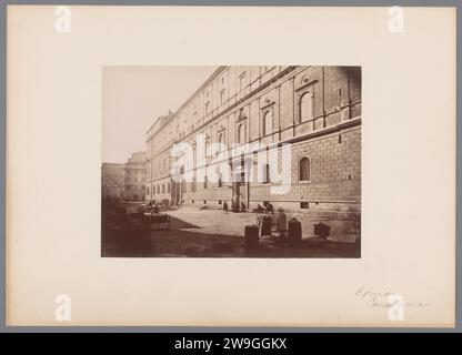 Esterno del Palazzo della Cancelleria di Roma, Italia, 1851 - 1900 Fotografia di Roma. gli albumi di cartone stampano hôtel, cioè un piccolo palazzo in città. Esterno  rappresentazione di un edificio Palazzo della Cancelleria Foto Stock