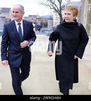 Foto del fascicolo datata 27/11/2012 dell'ex presidente irlandese Mary McAleese con suo marito Martin. McAleese si impegnò a fare tutto il possibile per garantire un maggiore riconoscimento della cultura scozzese dell'Ulster nella Repubblica d'Irlanda, come dimostrano gli archivi. L'impegno della signora McAleese è stato assunto nei confronti dei membri dell'Agenzia scozzese dell'Ulster in un ricevimento nella sua residenza ufficiale a Dublino, Aras an Uachtarain, nel 2001, secondo un resoconto dello scambio. Data di emissione: Giovedì 28 dicembre 2023. Foto Stock