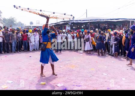 Maschio Sikh (Nihang Sardar) che esegue arte marziale come cultura durante la celebrazione di Hola Mohalla all'Anandpur Sahib on holi festival. Foto Stock