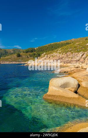 Costa idilliaca caratterizzata da grandi rocce e acque pulite e calme sull'Oceano Atlantico, Galizia, Spagna Foto Stock