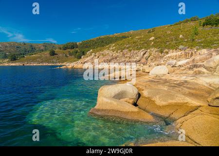 Costa idilliaca caratterizzata da grandi rocce e acque pulite e calme sull'Oceano Atlantico, Galizia, Spagna Foto Stock