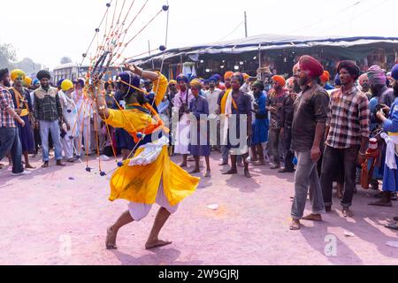 Maschio Sikh (Nihang Sardar) che esegue arte marziale come cultura durante la celebrazione di Hola Mohalla all'Anandpur Sahib on holi festival. Foto Stock