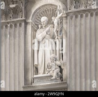 Statua di San Paolo della Croce, nella basilica di San Pietro, Vaticano, Roma, Italia. Foto Stock