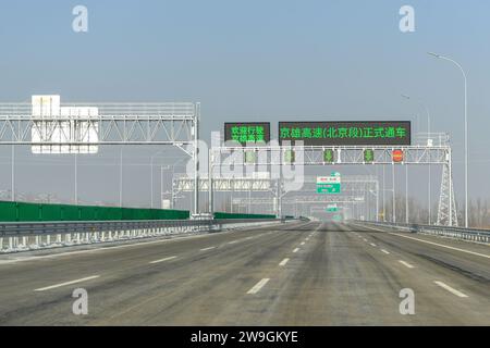 (231228) -- PECHINO, 28 dicembre 2023 (Xinhua) -- questa foto scattata il 28 dicembre 2023 mostra una sezione della superstrada Pechino-Xiong'an a Pechino, capitale della Cina. Un nuovo segmento della superstrada Pechino-Xiong'an aperto al traffico giovedì, segnando il completamento dell'intera superstrada, secondo l'autorità cinese per i trasporti. La superstrada diretta tra Pechino e la nuova area di Xiong'an, nella provincia di Hebei nella Cina settentrionale, il Ministero dei trasporti ha dichiarato che il tempo di guida tra la quinta circonvallazione sud-occidentale di Pechino e la nuova area di Xiong'an sarà ridotto a un'ora. Il corpo principale della superstrada Foto Stock