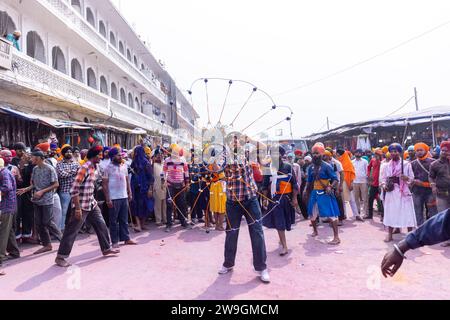 Maschio Sikh (Nihang Sardar) che esegue arte marziale come cultura durante la celebrazione di Hola Mohalla all'Anandpur Sahib on holi festival. Foto Stock