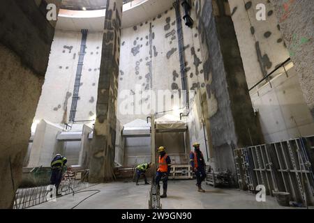 Parigi, Francia. 20 dicembre 2023. © PHOTOPQR/LE PARISIEN/le Parisien/Arnaud Journois ; PARIGI ; 20/12/2023 ; visite du chantier du bassin d'Austerlitz, creusé pour améliorer la qualité de l'eau de la Seine /PHOTO LE PARISIEN/ARNAUD JOURNOIS - Parigi, Francia, 20 dicembre 2023. Visita del cantiere del bacino di Austerlitz, scavato per migliorare la regolazione della qualità dell'acqua della Senna, in particolare in vista degli eventi olimpici. La sua capacità di stoccaggio è impressionante: 50.000 m3 di acqua, o circa 20 piscine olimpiche. Credito: MAXPPP/Alamy Live News Foto Stock