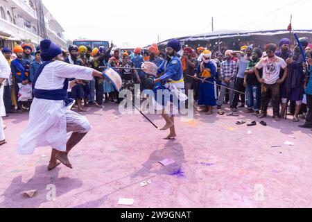 Maschio Sikh (Nihang Sardar) che esegue arte marziale come cultura durante la celebrazione di Hola Mohalla all'Anandpur Sahib on holi festival. Foto Stock