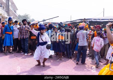 Maschio Sikh (Nihang Sardar) che esegue arte marziale come cultura durante la celebrazione di Hola Mohalla all'Anandpur Sahib on holi festival. Foto Stock