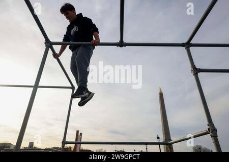 © PHOTOPQR/LE PARISIEN/olivier corsan ; Parigi ; 27/12/2023 ; Parigi, Francia, le 27 décembre 2023. Sur la Place de la Concorde où trône l'Obélisque et où les Sports urbains des Jeux Olympiques de Paris 2024 ( JO 2024 ), Skate, BMX, Breaking, Basket 3x3 auront lieu, la mairie de Paris a installé sur le Concorde Park où le Public peut s'Initier à ces différentes pratiques sportives mais aussi au Parkour (sur la Photo), trotinette, échecs, tennis, badminton, golf . Foto : LP / Olivier Corsan Parigi, Francia, 27 dicembre 2023 sulla Place de la Concorde dove si trova l'Obelisco e dove si trova la città Foto Stock