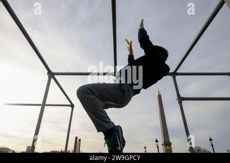 © PHOTOPQR/LE PARISIEN/olivier corsan ; Parigi ; 27/12/2023 ; Parigi, Francia, le 27 décembre 2023. Sur la Place de la Concorde où trône l'Obélisque et où les Sports urbains des Jeux Olympiques de Paris 2024 ( JO 2024 ), Skate, BMX, Breaking, Basket 3x3 auront lieu, la mairie de Paris a installé sur le Concorde Park où le Public peut s'Initier à ces différentes pratiques sportives mais aussi au Parkour (sur la Photo), trotinette, échecs, tennis, badminton, golf . Foto : LP / Olivier Corsan Parigi, Francia, 27 dicembre 2023 sulla Place de la Concorde dove si trova l'Obelisco e dove si trova la città Foto Stock