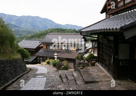 Strade e case tradizionali giapponesi nella città di Magome Juku lungo il sentiero Nakasendo nella valle di Kiso, in Giappone. Foto Stock