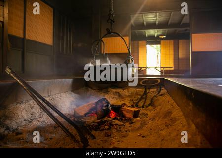 Pentola di ferro giapponese con acqua riscaldata con fuoco in un soggiorno di una casa tradizionale a Tokyo. Foto Stock