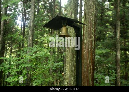 Campanella per urlare gli animali lungo il percorso Nakasendo vicino a Magome Juku. Foto Stock