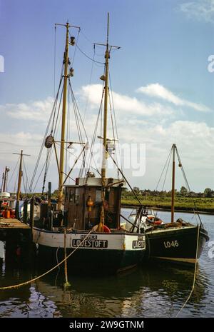 Peschereccio da traino "Hummer" da Lowestoft all'ormeggio sul fiume Blyth, Southwold, Suffolk, Inghilterra, Regno Unito, giugno 1975 Foto Stock