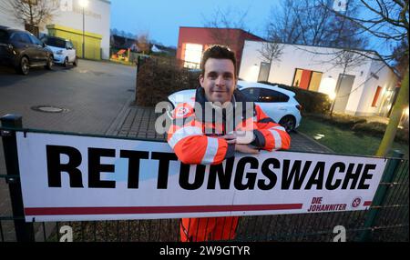 Rostock, Germania. 28 dicembre 2023. Christian Manshen, paramedico di emergenza a Johanniter-Unfall-Hilfe e.V., inizia il suo turno di 12 ore alla stazione di soccorso. Crediti: Bernd Wüstneck/dpa/Alamy Live News Foto Stock