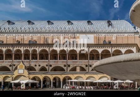 Piazza delle Erbe e Palazzo della ragione in un momento di tranquillità, centro storico di Padova, Veneto, Italia Foto Stock