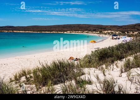 Le limpide acque blu della Turquoise Bay, all'interno del Cape Range National Park vicino a Exmouth nell'Australia occidentale, sono un popolare sito per lo snorkeling. Foto Stock