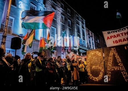 Dublino, Irlanda. 15 novembre 2023. Una folla di manifestanti tiene bandiere palestinesi mentre cantano slogan durante la manifestazione. I manifestanti si radunano davanti al Parlamento irlandese a Dublino in solidarietà con la Palestina e chiedono l'espulsione dell'ambasciatore israeliano dal paese. (Foto di Maria Giulia Molinaro vitale/SOPA Images/Sipa USA) credito: SIPA USA/Alamy Live News Foto Stock