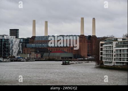 Londra, Regno Unito - 24 dicembre 2023. Battersea Power Station sul Tamigi Foto Stock