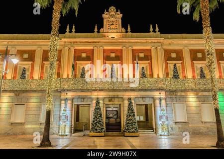 Huelva, Spagna - 10 dicembre 2023: Decorazione delle luci natalizie nel municipio di Huelva, Andalusia, Spagna. Foto Stock