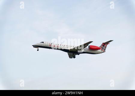 Loganair Embraer E145 passeggeri Jet Airplane registrazione G-SAJF in finale breve per atterrare sulla pista 27L all'aeroporto di Heathrow a ovest di Londra Foto Stock