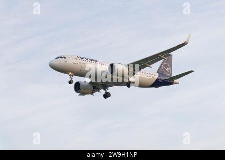 Tedesco Lufthansa Airbus A320neo passeggero Jet immatricolazione D-AINR in finale breve per atterraggio sulla pista 27L all'aeroporto di Londra Heathrow Foto Stock