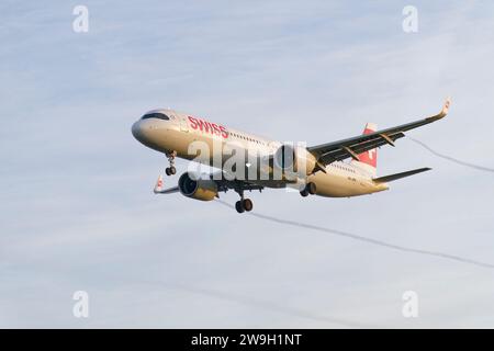 Registrazione Airbus A321neo di Swiss Airlines Airbus A321neo a Jet passeggeri HP-JPB in finale breve per atterrare sulla pista 27L all'aeroporto di Heathrow vicino a Londra Foto Stock