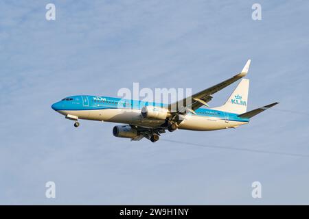KLM Royal Dutch Airlines Boeing 737-800 registrazione aeroplano a getto passeggeri PH-BXH che scende fino a atterrare all'aeroporto di Heathrow a ovest di Londra Foto Stock