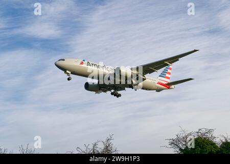 American Airlines Boeing 777-200 passeggero Jet Airplane registrazione N752AN in finale per atterraggio sulla pista 27L presso l'aeroporto di Heathrow vicino a Londra Foto Stock