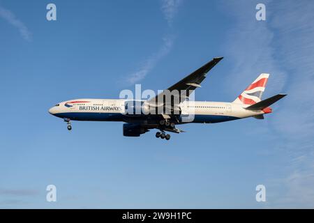 British Airways Boeing 777 passeggero Jet Airplane registrazione G-VIIL in finale breve per atterraggio sulla pista 27L all'aeroporto di Heathrow Foto Stock