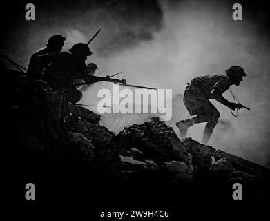 La fanteria australiana avanzava nel deserto verso Tripoli attraverso uno schermo protettivo di smaoke nel dicembre 1942 durante la campagna alleata nel deserto occidentale della seconda guerra mondiale. Foto Stock