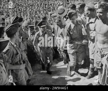 Re Giorgio vi camminava tra le linee di truppe in un centro convalescente in Nord Africa durante la seconda guerra mondiale. Fu una lunga visita nel giugno 1943 durante la quale incontrò le truppe britanniche e americane e i loro leader militari. Foto Stock